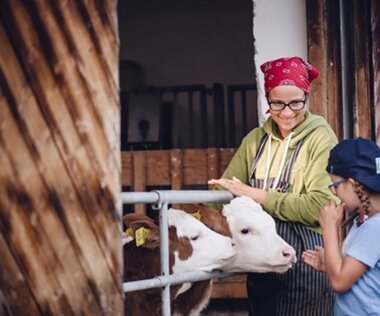 Bäuerin mit Kind und Kälber I © Königshofer