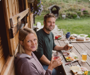 Paar sitzt bei Jause | © Paar sitzt bei Jause