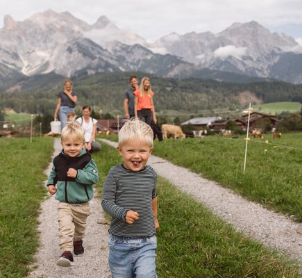Kinder laufen auf Feldweg | © Liebentritt