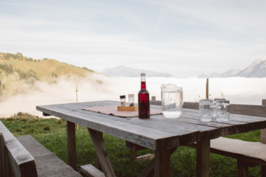Gedeckter Tisch auf Alm | © Liebentritt