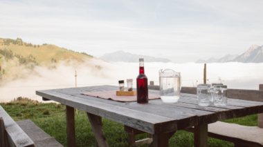 Gedeckter Tisch auf Alm | © Liebentritt