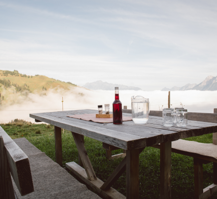 Gedeckter Tisch auf Alm | © Liebentritt