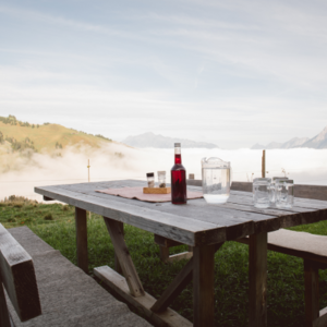 Gedeckter Tisch auf Alm | © Liebentritt