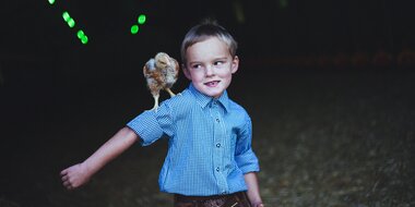 Bub und Huhn | © Manuela Wilpernig Bub und Huhn | © Manuela Wilpernig