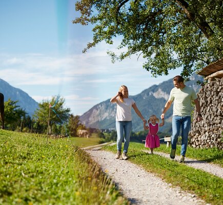 Familie beim Spaziergang | © Urlaub am Bauernhof / Alexander Kaiser