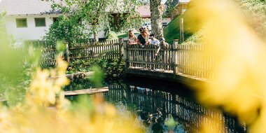 Familie beim Teich | © Urlaub am Bauernhof / Daniel Gollner Familie beim Teich | © Urlaub am Bauernhof / Daniel Gollner